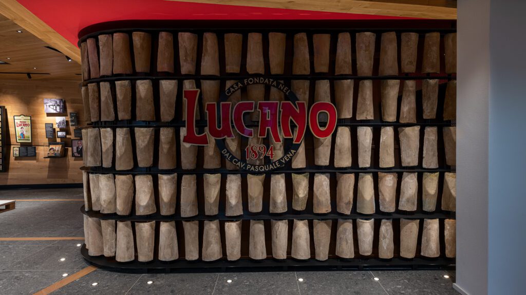 Lucano 1894, storico marchio dell’arte liquoristica italiana e Socio Fondatore dell’Associazione Marchi Storici d’Italia, celebrato dal magazine We the Italians.